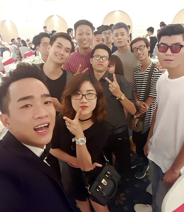 Nghệ sĩ trẻ, hot teen dự đám cưới "thánh chế" Đỗ Duy Nam - 6 Những gương mặt trẻ trong giới nghệ sĩ và hot teen trong đám cưới của Duy Nam. Trong ảnh, ca sĩ Lynh Lee, vlogger Bùi Nhật Anh đến mừng hạnh phúc của Duy Nam
