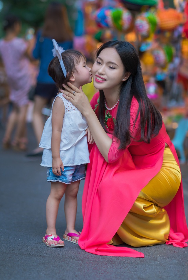 Nữ Bí thư chi đoàn xinh đẹp, nổi bật trên phố Trung thu - 3
Ngoài thời gian học, Nguyễn Phương Thảo còn còn thường xuyên đi diễn để thõa mãn niềm đam mê được đứng trên sân khấu.