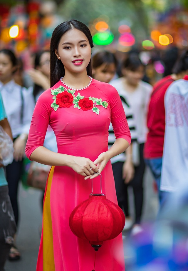 Nữ Bí thư chi đoàn xinh đẹp, nổi bật trên phố Trung thu - 5 Ngoài học văn hoá, Thảo cũng từng tốt nghiệp khóa học cơ bản múa, trường Cao đẳng Múa Việt Nam. Nhờ học múa, cô có vóc dáng rất thu hút.