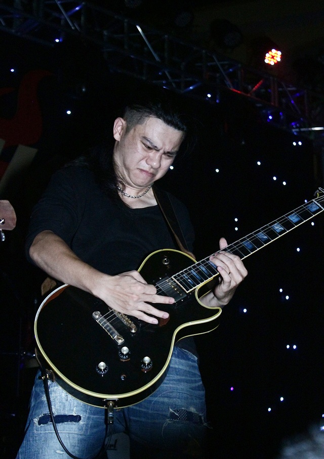 Biểu cảm của một tay guitar nhóm Ngũ Cung khi đang solo.