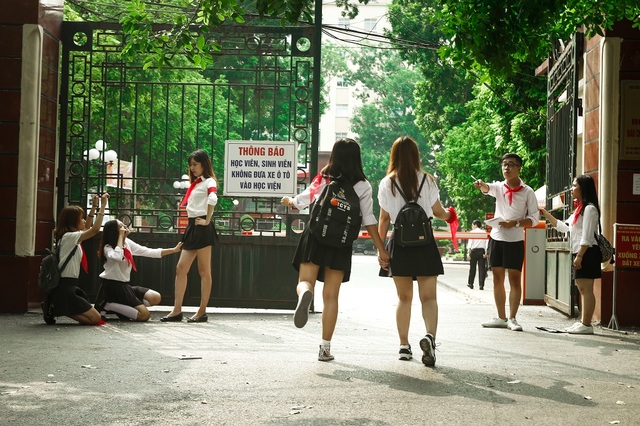Ảnh kỷ yếu hài hước của sinh viên trường Báo - 2 Nào nào ai cho đi muộn? Đội cờ đỏ đã phong tỏa các cổng rồi nhé!
