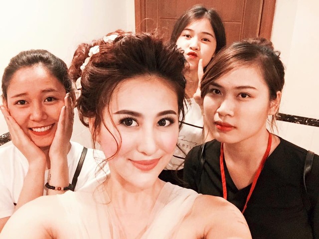 Chia tay bạn trai "thiếu gia", hot girl Hà Lade tính du lịch 4 tháng "xả stress" - 2 Hà Lade dành thời gian ở bên gia đình và bạn bè sau khi chia tay bạn trai.