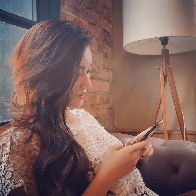 Chia tay bạn trai "thiếu gia", hot girl Hà Lade tính du lịch 4 tháng "xả stress" - 1 Hà Lade vừa chia tay với bạn trai thiếu gia vì nghi vấn có người thứ ba xen vào mối quan hệ. Cô khá sốc khi biết được điều này nhưng quyết định dứt khoát chia tay.