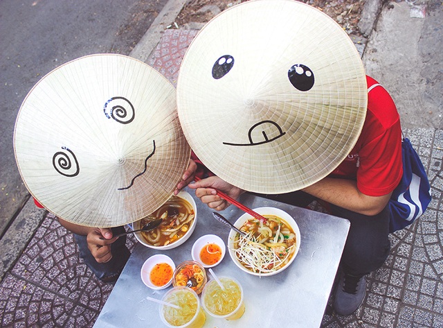 Bộ ảnh độc đáo "nhân cách hóa" nón lá Việt Nam - 2 Nón Lá ăn vặt vỉa hè Sài Gòn