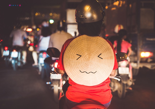 Bộ ảnh độc đáo "nhân cách hóa" nón lá Việt Nam - 1 Nón Lá đi xe máy