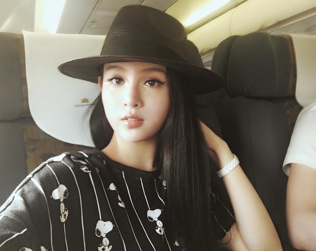 Loạt hot girl đời đầu làm gì sau khi “bỏ cuộc chơi”? - 5 Kể từ đó, người ta không thấy hình ảnh Huyền Baby trên các sân khấu ca nhạc nữa mà thay vào đó là những chuyến du lịch sang chảnh bậc nhất. Cô nàng từng chia sẻ trong một bài phỏng vấn hiếm hoi rằng sau khi kết hôn, công việc chính của mình là giúp chồng quản lý chuỗi khách sạn đình đám có tiếng Sài Gòn.