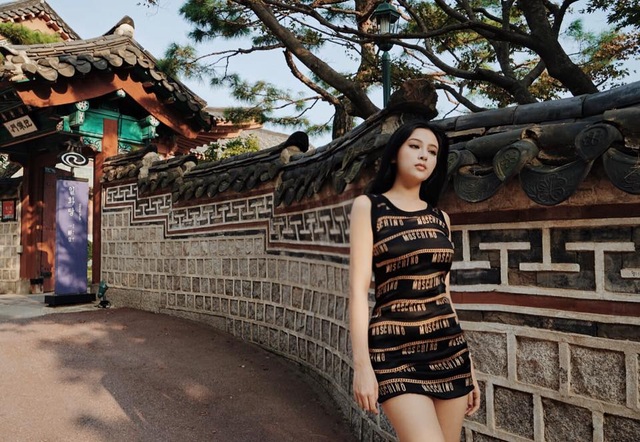 Loạt hot girl đời đầu làm gì sau khi “bỏ cuộc chơi”? - 4 Huyền Baby là nick-name của Đặng Ngọc Huyền, sinh năm 1989, nổi lên sau cuộc thi Miss Teen 2008 với vẻ đẹp ngọt ngào và giọng hát trong veo. Cô cũng từng tham gia một nhóm nhạc nữ hội tụ toàn hot girl cùng những người bạn thân là Hạnh Sino và Emily. Nhưng sau cùng, Huyền Baby lại quyết định làm đám cưới và có con ngay sau đó, và nói lời tạm biệt với các hoạt động nghệ thuật.