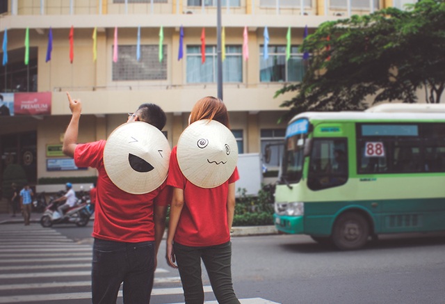 Bộ ảnh độc đáo "nhân cách hóa" nón lá Việt Nam - 16 Nón Lá trên phố Sài Gòn