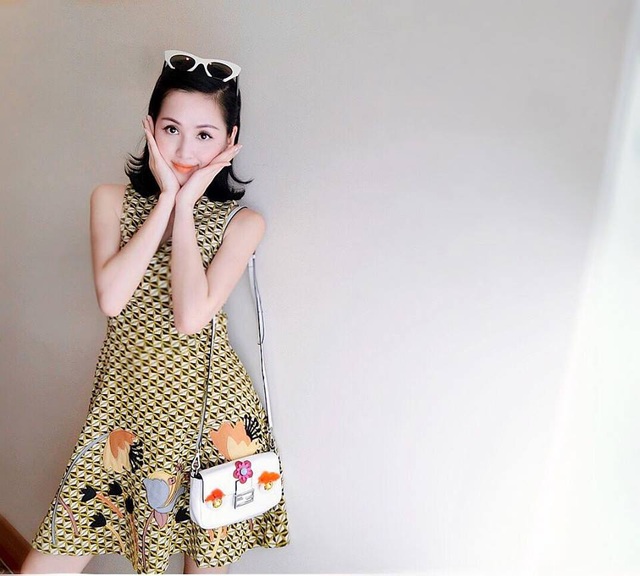 Loạt hot girl đời đầu làm gì sau khi “bỏ cuộc chơi”? - 7 Nhắc tới Tâm Tít thì có lẽ không còn ai phải thắc mắc về độ “hot” nữa. Gương mặt với các đường nét hoàn hảo “không góc chết” có lẽ là thứ vũ khí giúp cô nàng chiếm trọn tình cảm của người đối diện ngay từ ánh nhìn đầu tiên. Cô cũng là một trong số những hot girl gốc Bắc hiếm hoi đạt được thành công nhất định sau khi Nam tiến.