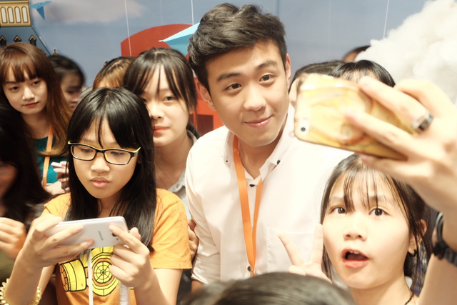 Vlogger Huy Me từng phát âm tiếng Anh sai bị bạn trêu chọc - 1
Huy Me, hotgirl Khánh Vy, CEO trẻ Eric Hà, Forbes Under 30 Mai Lan Vân, chàng trai trẻ tài năng Trần Quang Hưng cùng hàng loạt các du học sinh nối bật đã có cuộc gặp gỡ, chia sẻ kinh nghiệm với bạn trẻ Hà Nội.