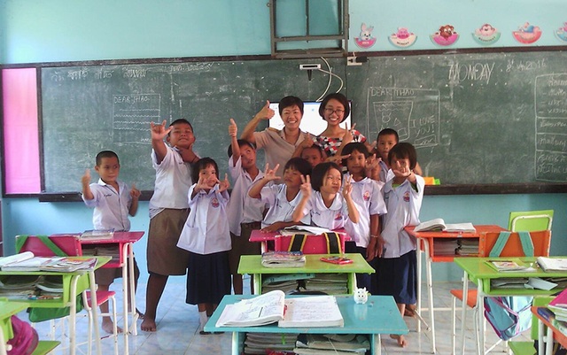 Nữ sinh Ngoại thương chiến thắng cuộc thi viết luận cấp quốc tế - 4 Phương Thảo và lớp học của em tại Thái Lan khi tham gia công tác dạy học tình nguyện.