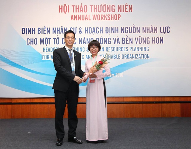Nữ sinh Ngoại thương chiến thắng cuộc thi viết luận cấp quốc tế - 2 Thảo nhận hoa từ Hiệp hội nhân sự Việt Nam nhân sự kiện chiến thắng cuộc thi viết luận