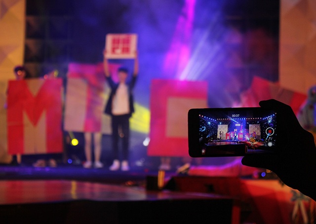 Rapper "Đưa nhau đi trốn" khuấy động đêm nhạc đón tân SV Mỹ thuật - 8 Kết thúc muộn hơn so với dự kiến thế nhưng chương trình đã không để khán giả hối hận khi ở lại đến cùng