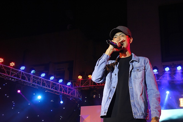 Rapper "Đưa nhau đi trốn" khuấy động đêm nhạc đón tân SV Mỹ thuật - 5 Hình ảnh giản dị của rapper đường phố