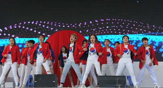 Bạn trẻ Hà Nội nhảy Kpop điệu nghệ như vũ công chuyên nghiệp - 3 Điệu nhảy thể hiện tình cảm hữu nghị của hai nước lan truyền trong thế hệ trẻ.
