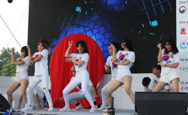 Bạn trẻ Hà Nội nhảy Kpop điệu nghệ như vũ công chuyên nghiệp - 2 Các nhóm nhảy đều là học sinh, sinh viên Việt Nam yêu thích văn hoá Hàn Quốc, đặc biệt là Kpop.