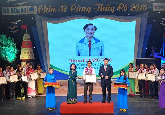 Thầy giáo 9x nhiều lần “gõ cửa” Sở GD&ĐT để được dạy học ở Trường Sa - 1 Trưởng Ban Dân vận Trung ương Trương Thị Mai và Bí thư thứ nhất Trung ương Đoàn Lê Quốc Phong trao bằng khen và kỉ niệm chương cho các thầy cô giáo tiêu biểu