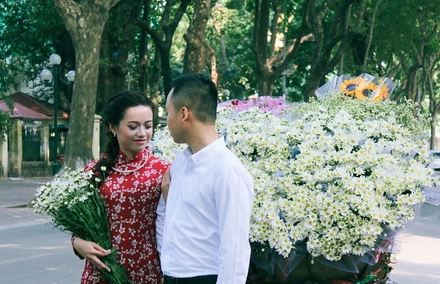 Tinh khôi sắc trắng cúc họa mi trên phố phường Hà Nội - 9 Một cặp uyên ương chụp ảnh cùng cúc họa mi thêm phần lãng mạn cho bộ ảnh cưới