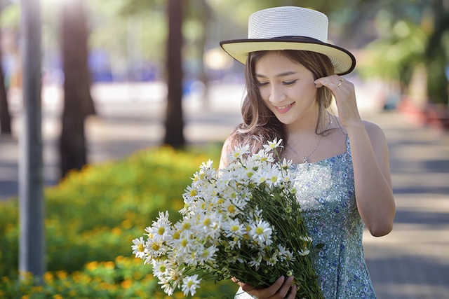 Thiếu nữ Sài thành xinh xắn ước mơ trở thành nghệ sĩ trang điểm - 9 Những bông hoa cúc hoạ mi được chuyển từ Hà Nội vào Sài Gòn để tạo cảm hứng cho các nghệ sĩ.