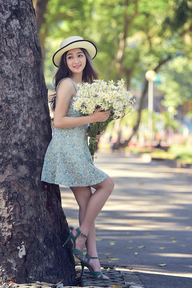 Thiếu nữ Sài thành xinh xắn ước mơ trở thành nghệ sĩ trang điểm - 6 Bộ ảnh với hoa cúc hoạ mi được Duy thực hiện cùng với nhiếp ảnh Lê Hồng Trang.