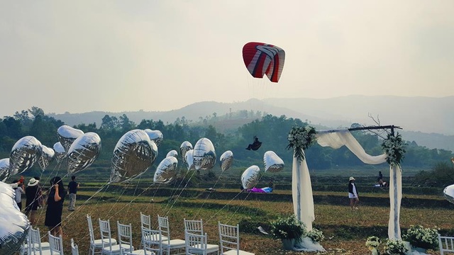 Cô dâu chú rể đáp dù lượn tới... đám cưới trên cánh đồng Hà Nội - 11 Được biết, cuối tháng này, đôi bạn trẻ sẽ tổ chức thêm một đám cưới mang tính truyền thống cùng với hai bên gia đình.