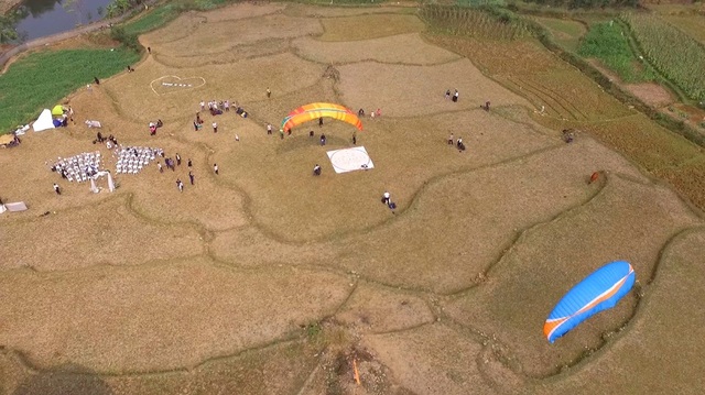 Cô dâu chú rể đáp dù lượn tới... đám cưới trên cánh đồng Hà Nội - 1 Đám cưới diễn ra trên cánh đồng thuộc huyện Chương Mỹ, Hà Nội. Toàn bộ kế hoạch đám cưới do các thành viên của hai câu lạc bộ dù lượn là CLB dù lượn Vietwings Hanoi, cô dâu là thành viên CLB dù lượn Hà Nội chung sức thực hiện.