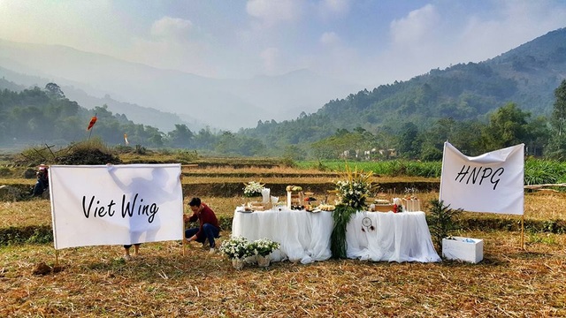 Cô dâu chú rể đáp dù lượn tới... đám cưới trên cánh đồng Hà Nội - 5 Hải Yến là thành viên của CLB dù lượn Hà Nội còn Tuấn Dũng thuộc CLB dù lượn Vietwings Hanoi. Hai CLB này thường tổ chức những buổi sinh hoạt cuối tuần cùng nhau. Hoạt động chính của các thành viên là lượn dù ở các địa điểm ngoại thành Hà Nội, Hòa Bình...