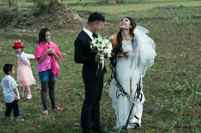Cô dâu chú rể đáp dù lượn tới... đám cưới trên cánh đồng Hà Nội - 6 Đám cưới của cặp đôi này được tổ chức tại điểm hạ cánh là Chương Mỹ, Hà Nội nhưng khởi điểm là Đồi Bù, Lương Sơn, Hòa Bình. Hai địa điểm này cách nhau khoảng 3km, cũng là quãng đường đội dù lượn thực hiện để tới dự đám cưới.