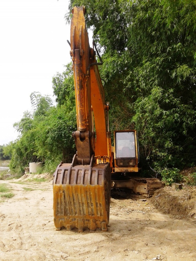 Lo sông “ngoạm” đất, dân chặn không cho doanh nghiệp khai thác cát - 4 Người dân kiên quyết không cho doanh nghiệp khai thác cát trên sông Hà Thanh vị lo sợ sạt lở
