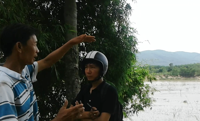 Trưởng thôn Tân Vinh nói cho PV về tình trạng khai thác ở sông Hà Thanh khiến người dân bức xúc