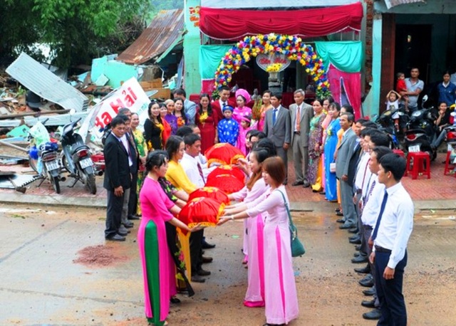 Xúc động đám cưới đôi bạn trẻ bên căn nhà sập trong lũ - 1 Xúc động hình ảnh đám cưới bên căn nhà sập trong lũ của đôi uyên ương ở Phú Yên (ảnh: Zinh.vn)