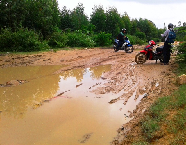 Bình Định: Dân khốn khổ hàng ngày băng qua con đường “khổ ải”? - 8 Ngao ngán vì đường lầy lội