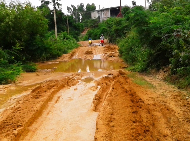 Đoạn đường liên thôn từ thôn Bình An 1 về thôn Cảnh An 1, xã Phước Thành (huyện Tuy Phước, Bình Định) lầy lội khiến việc đi lại của người dân khó khăn