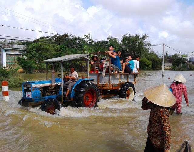 Phó Chủ tịch xã bị lũ cuốn tử vong - 2 Nhiều nơi giao thông vẫn bị chia cắt, người dân phải đi lại bằng thuyền hoặc xe máy cày để vượt lũ