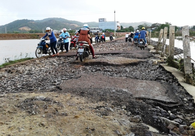 Phó Chủ tịch xã bị lũ cuốn tử vong - 3 Nước lũ khiến đường giao thông hư hỏng nghiêm trọng