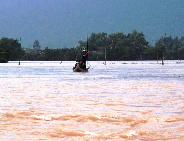 Bình Định lũ chồng lũ, người dân phải di dời khẩn cấp - 3 Nhiều khu vực dân cư ở phường Nhơn Phú, Nhơn Bình ... (TP Quy Nhơn) bị ngập nặng người dân phải di chuyển bằng sõng trong nước lũ