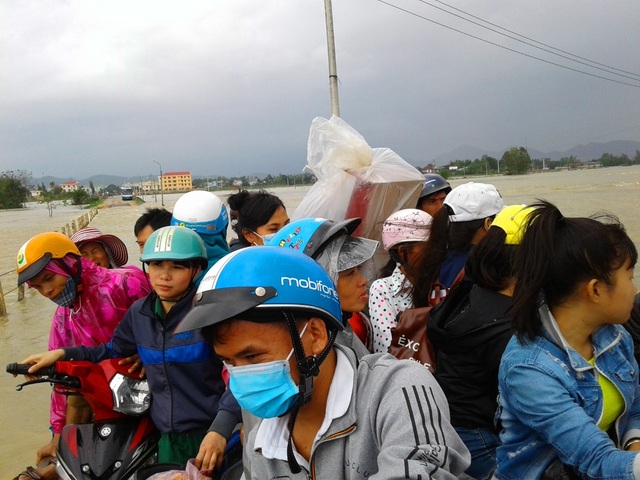 Người Bình Định kiệt quệ vì 3 trận lũ liên tiếp - 4 Người dân phải đi xe tải vượt lũ