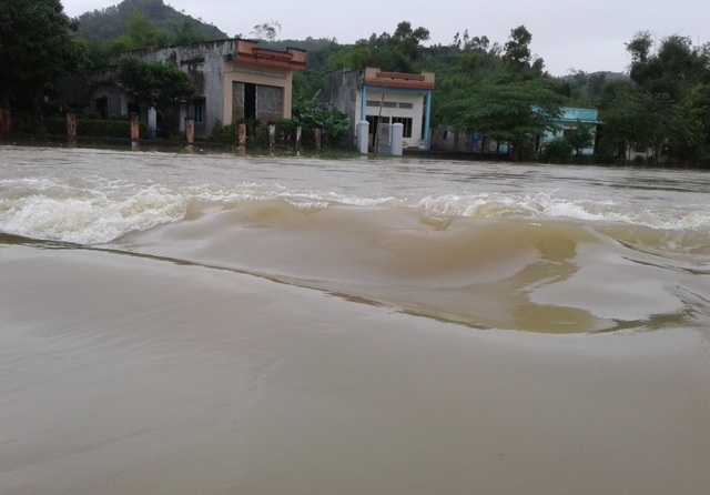 Bình Định: 2 học sinh bị lũ cuốn trôi trên đường đi học về - 1 Hai học sinh bị lũ cuốn trôi trên đường đi học về (ảnh chụp sáng 8/12, nước lũ vẫn ngập ở một số địa phương trên địa bàn tỉnh)