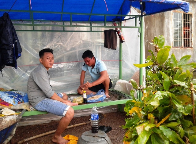 Sau 3 đợt lũ liên tiếp, nước lại tiếp tục dâng cao ở Bình Định - 3 Anh Lâm (thôn Háo Đức, xã Nhơn An) dựng lều bạt canh mai chạy lũ