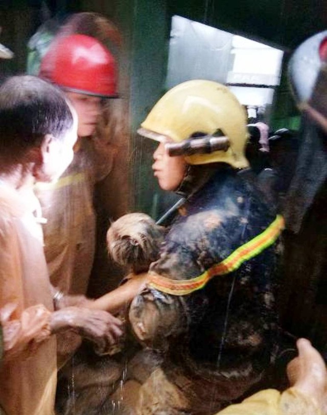 Hứng 4 trận lũ liên tiếp, Bình Định kiệt sức kêu gọi được cứu trợ - 5 Sau 30 phút cháu bé được đưa thoát khỏi đống đất, đá vùi lấp nhưng cháu đã tử vong (ảnh báo Bình Định)