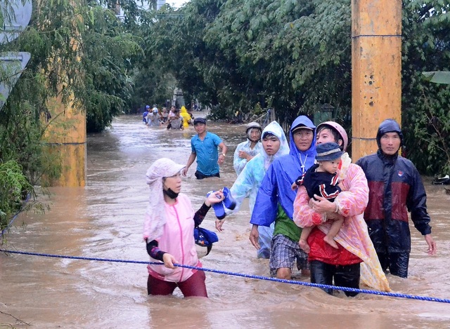 4 cô giáo mầm non vừa khóc vừa ngụp lặn vớt học trò - 3
Các học sinh mầm non được cứu hộ an toàn
