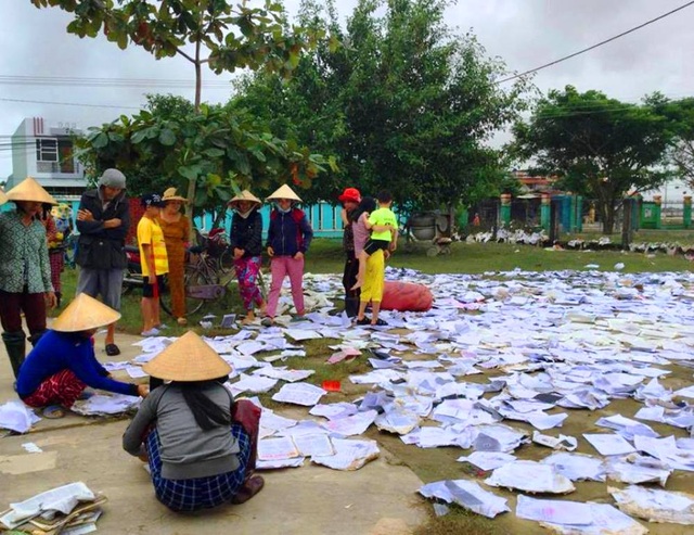 Bình Định: Lũ đi qua, học sinh không sách vở đến trường - 2 Phụ huynh học sinh ở huyện Phù Cát bơi sách vở bị ướt do lũ
