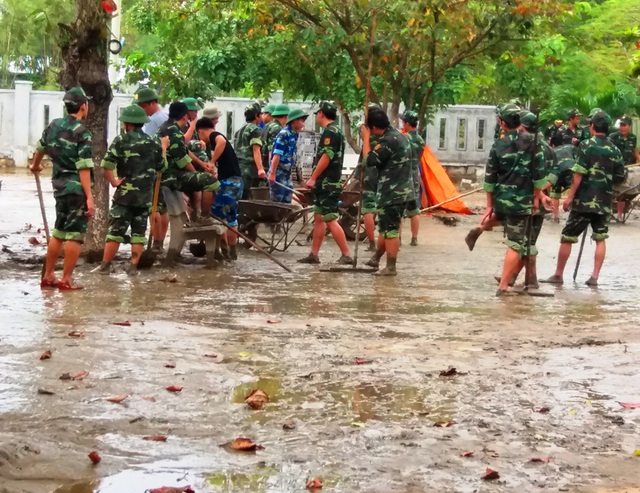 Bình Định: Lũ đi qua, học sinh không sách vở đến trường - 8 Lực lượng bộ đội huyện Tuy Phước giúp thầy cô giáo Trường Tiểu học số 1 Phước Thắng dọn bùn sau lũ