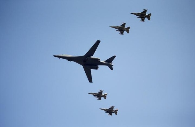 Một trong hai máy bay ném bom B-1 và 4 máy bay F-15K hỗ trợ trong chuyến bay sáng 13/9 trên bầu trời Hàn Quốc (Ảnh: Reuters)