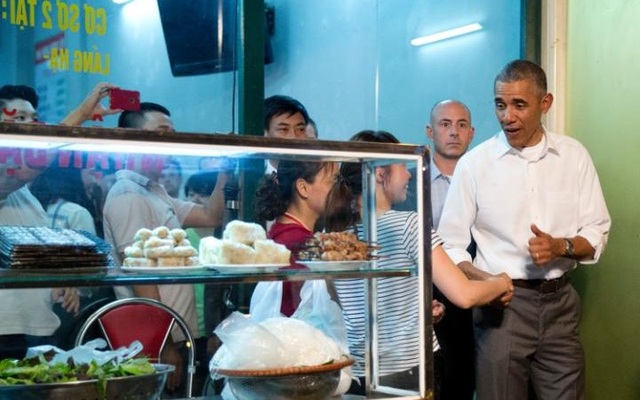 Kịch bản Tổng thống Obama ăn bún chả ở Hà Nội được giữ bí mật trong suốt một năm - 2 Tổng thống Obama bắt tay mọi người sau khi ăn tối tại quán bún chả ở Hà Nội (Ảnh: Telegraph)