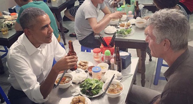 Tổng thống Mỹ Barack Obama ăn bún chả tại Hà Nội cùng đầu bếp Anthony Bourdain. (Ảnh: Nhà Trắng)