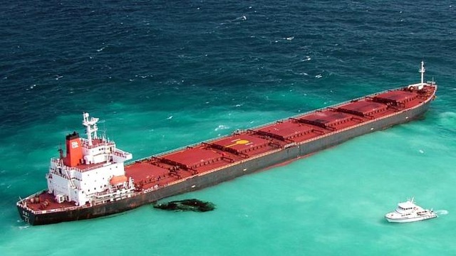 Australia phạt tàu Trung Quốc gần 40 triệu USD vì phá hoại rạn san hô - 1 Tàu Trung Quốc mắc cạn tại rạn san hô của Australia (Ảnh: The Australian)