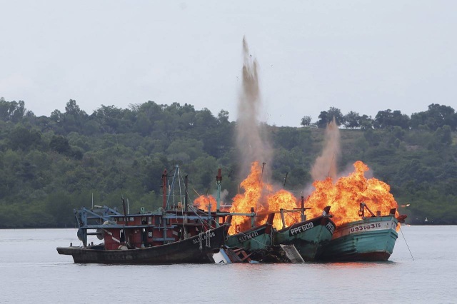 Indonesia bắt hai tàu cá Trung Quốc đánh bắt trái phép - 1 Indonesia từng đánh đắm nhiều tàu cá nước ngoài hoạt động trái phép tại vùng biển của nước này (Ảnh minh họa: Reuters)