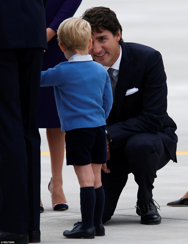 Hoàng tử Anh lần đầu tiên đưa hai con công du nước ngoài - 7 Thủ tướng Trudeau đã quỳ gối xuống trò chuyện với hoàng tử nhí của Hoàng gia Anh để làm quen. (Ảnh: Reuters)