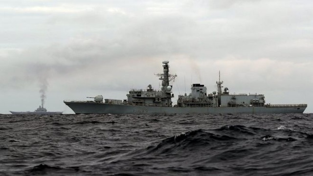 Tàu khu trục Anh theo dõi chặt chẽ hạm đội tàu chiến của Nga (Ảnh: BBC)